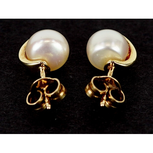 3086 - A 9ct gold cultured pearl pendant on a 9ct gold necklace together with matching earrings, 1.6cm high... 