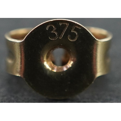 3086 - A 9ct gold cultured pearl pendant on a 9ct gold necklace together with matching earrings, 1.6cm high... 