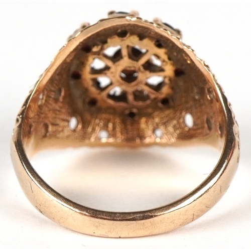 3261 - A 9ct gold garnet cluster ring with textured shoulders, size N, 4.1g.