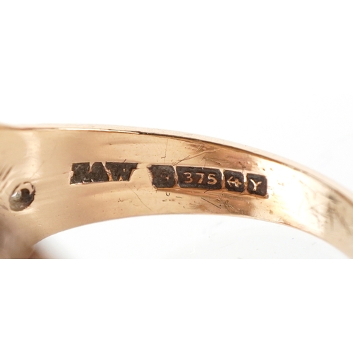 3261 - A 9ct gold garnet cluster ring with textured shoulders, size N, 4.1g.