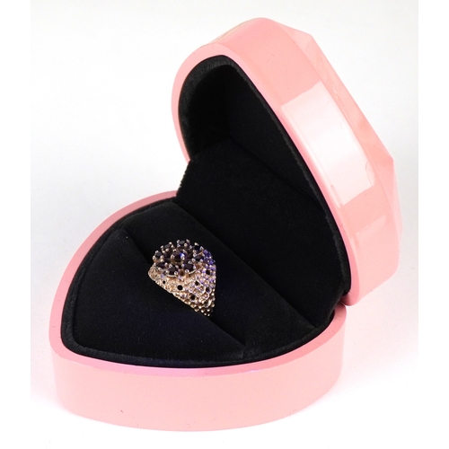 3261 - A 9ct gold garnet cluster ring with textured shoulders, size N, 4.1g.