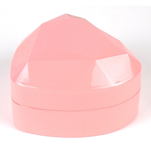 3261 - A 9ct gold garnet cluster ring with textured shoulders, size N, 4.1g.