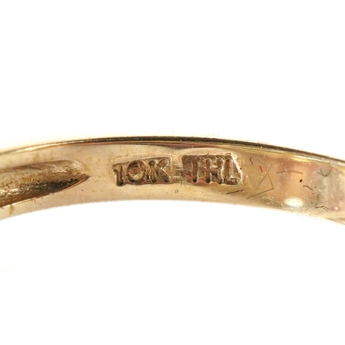 3186 - A 10K gold topaz cluster ring, size P, 5.7g.