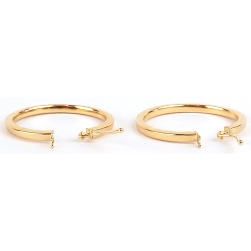 3231 - A pair of as new 9ct gold hoop earrings retailed by Goldsmiths, with box, 2.4cm in diameter, total 1... 