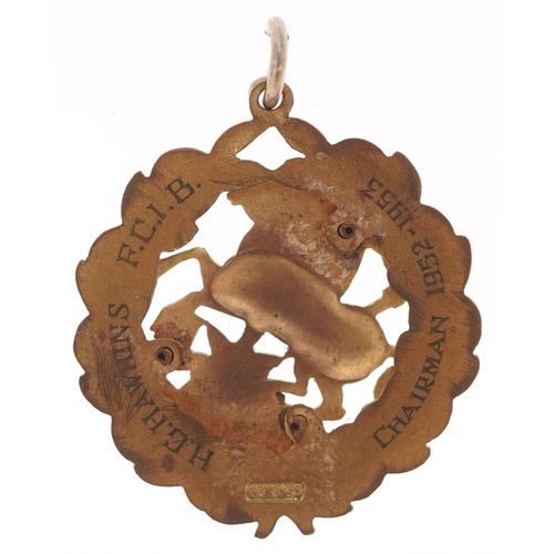 3158 - A gilt metal and enamel St. George pendant, 3.8cm in diameter, 18.8g.