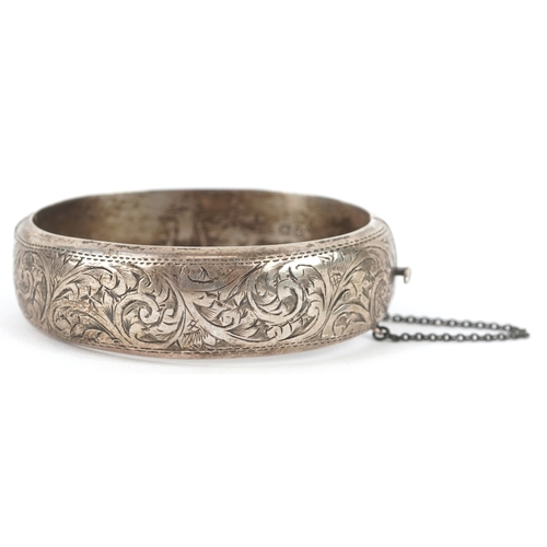 3264 - Joseph Smith & Sons, a Victorian style silver bangle with engraved floral decoration, Chester 1948, ... 