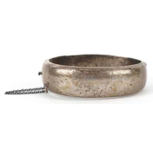 3264 - Joseph Smith & Sons, a Victorian style silver bangle with engraved floral decoration, Chester 1948, ... 