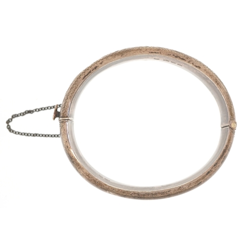 3264 - Joseph Smith & Sons, a Victorian style silver bangle with engraved floral decoration, Chester 1948, ... 