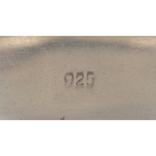 3225 - A silver hinged bangle, 6.8cm in diameter, 20.4g.