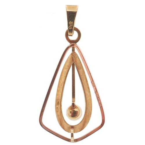 3262 - A 9ct gold simulated pearl pendant, 2.7cm high, 1.8g.