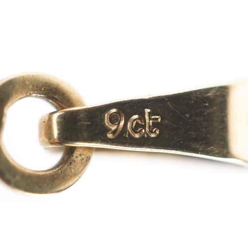 3262 - A 9ct gold simulated pearl pendant, 2.7cm high, 1.8g.