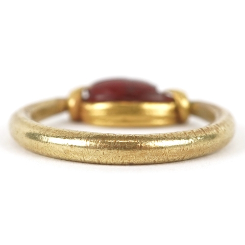 3004 - An Etruscan high carat gold carnelian scarab beetle swivel ring, size X/Y, 10.0g