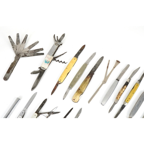 1869 - Vintage and later folding pocket knives and tools including silver plated, mother of pearl and horn ... 