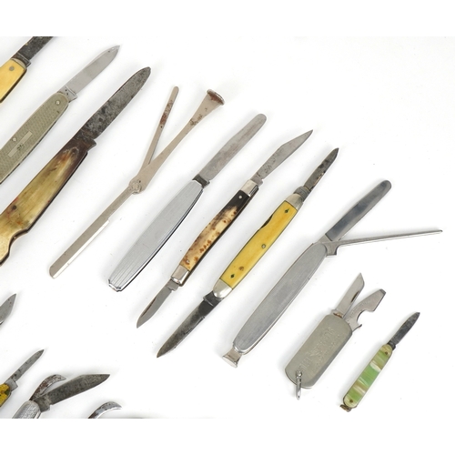 1869 - Vintage and later folding pocket knives and tools including silver plated, mother of pearl and horn ... 