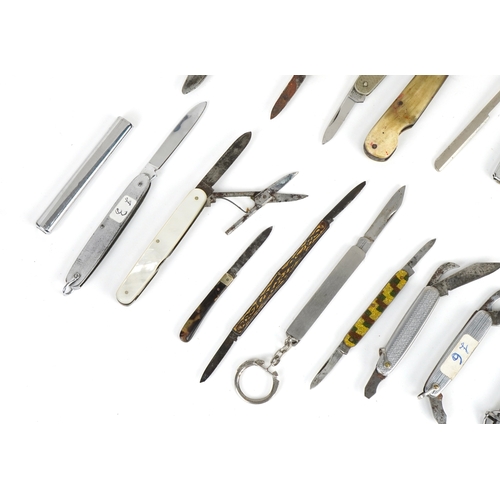 1869 - Vintage and later folding pocket knives and tools including silver plated, mother of pearl and horn ... 