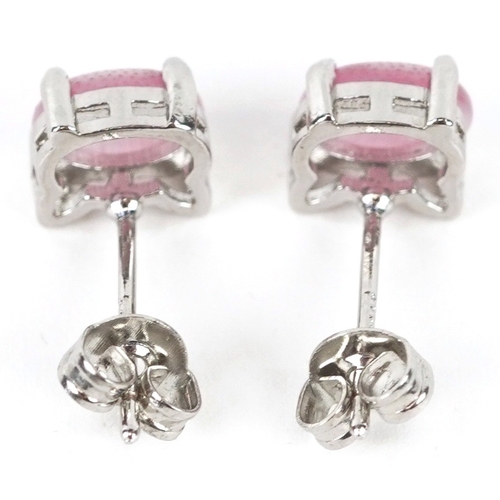 3451 - A silver and pink cat's eye pendant on chain and matching stud earrings in the form of cat heads, th... 