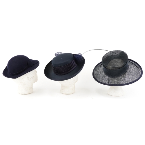 1030A - Three vintage ladies hats in a hatbox.