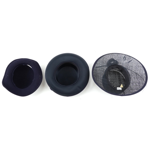 1030A - Three vintage ladies hats in a hatbox.