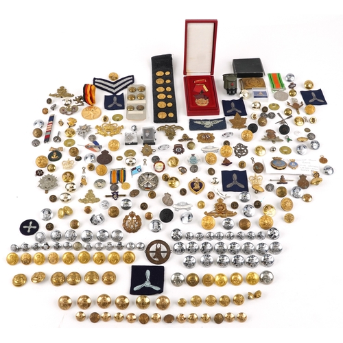 2808 - A large collection of British military interest cap badges and uniform buttons, various regiments.