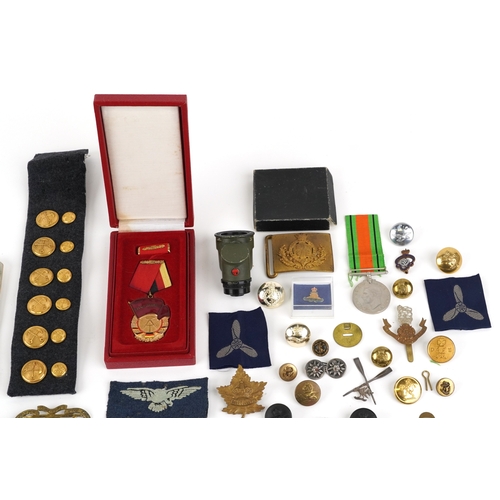 2808 - A large collection of British military interest cap badges and uniform buttons, various regiments.