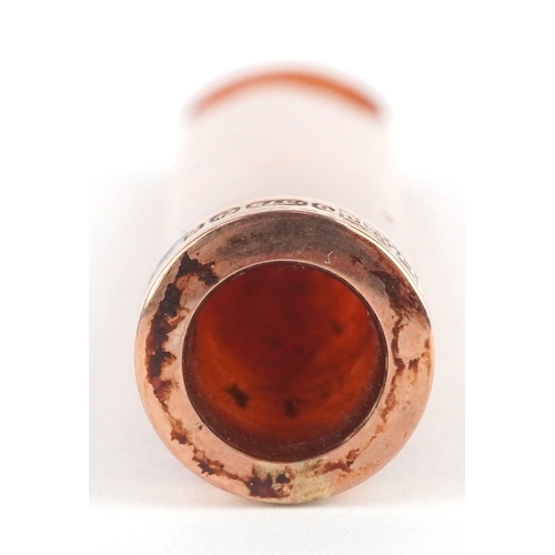 302 - Hayes & Finch, an amber coloured cheroot holder with a 9ct gold mount, Birmingham 1924, 6.5cm wide, ... 