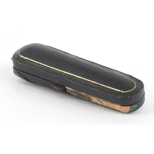 302 - Hayes & Finch, an amber coloured cheroot holder with a 9ct gold mount, Birmingham 1924, 6.5cm wide, ... 