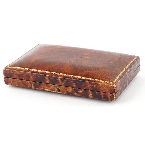 3124 - A set of 18ct white gold enamel and quartz gentlemen's dress studs and cufflinks, each set with a se... 