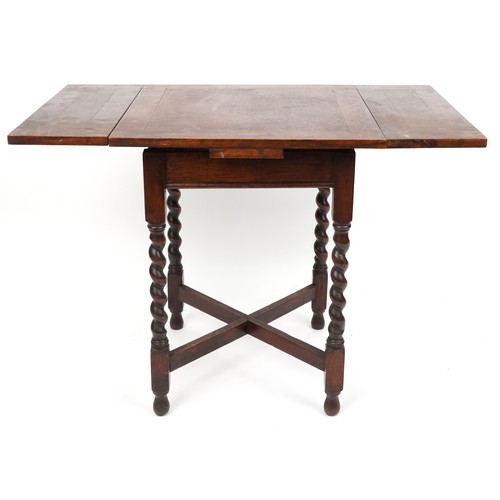 2098 - A small George V oak draw leaf table raised on barley twist supports, 75cm H x 61cm W x 60cm D.