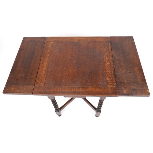 2098 - A small George V oak draw leaf table raised on barley twist supports, 75cm H x 61cm W x 60cm D.