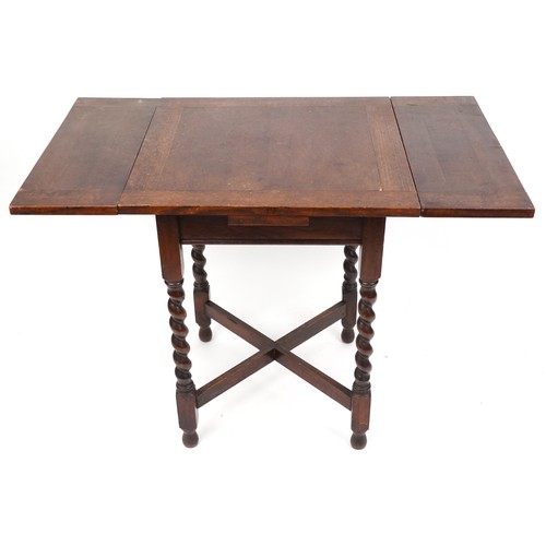 2098 - A small George V oak draw leaf table raised on barley twist supports, 75cm H x 61cm W x 60cm D.