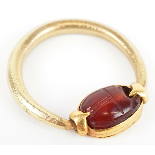 3004 - An Etruscan high carat gold carnelian scarab beetle swivel ring, size X/Y, 10.0g