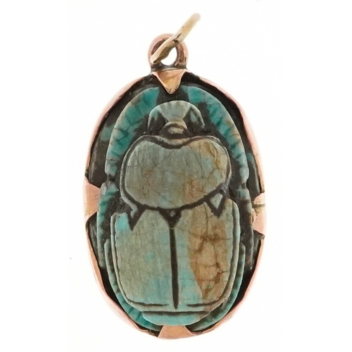 An Egyptian gold mounted scarab beetle pendant, indistinct marks, 1.7cm high, 1.9g.