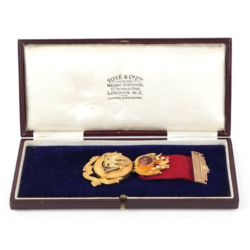 611 - Of masonic interest, a Lily Chapter of Richmond 9ct gold medal presented to M.E. Comp. C L Owers in ... 