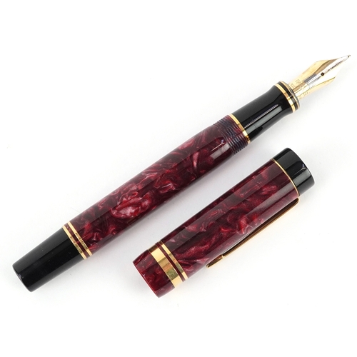 59 - A Parker Duofold red marbleised fountain pen having 18ct gold nib, with box, 13.5cm in length.