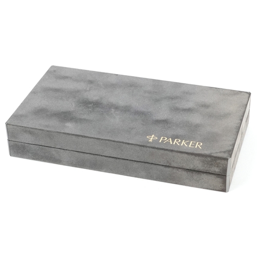 59 - A Parker Duofold red marbleised fountain pen having 18ct gold nib, with box, 13.5cm in length.