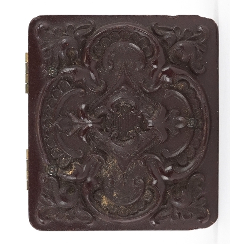 107 - A Victorian thermo-plastic daguerreotype photograph case, 5cm high.