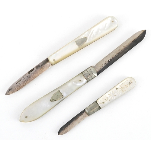 106 - Early 20th century mother of pearl flanked pocket knives with silver blades including two by William... 