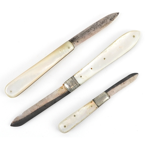 106 - Early 20th century mother of pearl flanked pocket knives with silver blades including two by William... 