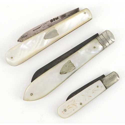 106 - Early 20th century mother of pearl flanked pocket knives with silver blades including two by William... 