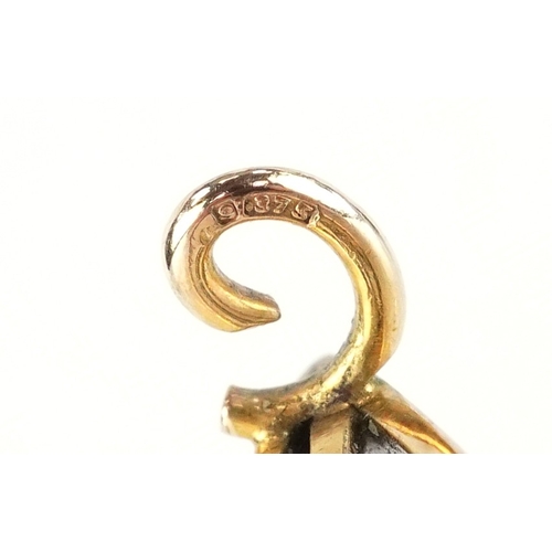  A 9ct gold cameo shell bar brooch carved with a gladiator, 6cm wide, 6.3g.