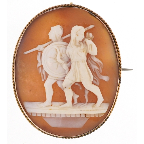  An unmarked gold mounted cameo shell brooch carved with a gladiator and maiden, 4.1cm high, 10.5g.