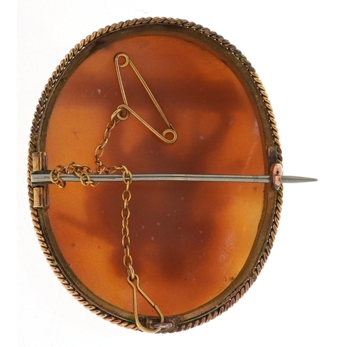  An unmarked gold mounted cameo shell brooch carved with a gladiator and maiden, 4.1cm high, 10.5g.