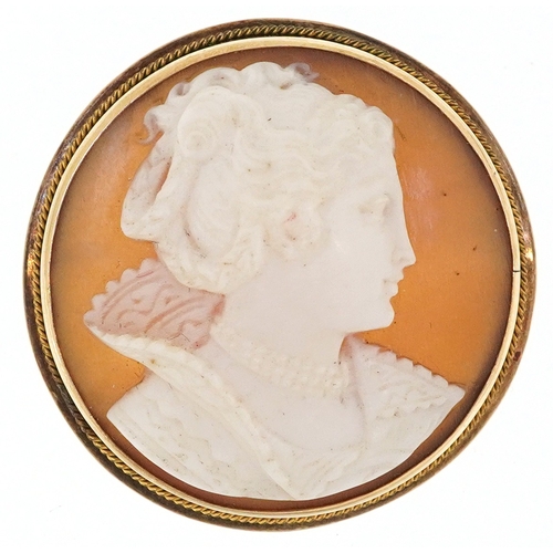  A 9ct gold mounted cameo shell pendant brooch carved with a female in Elizabethan dress, 2.7cm in di... 