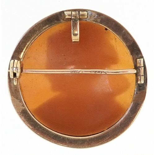  A 9ct gold mounted cameo shell pendant brooch carved with a female in Elizabethan dress, 2.7cm in di... 