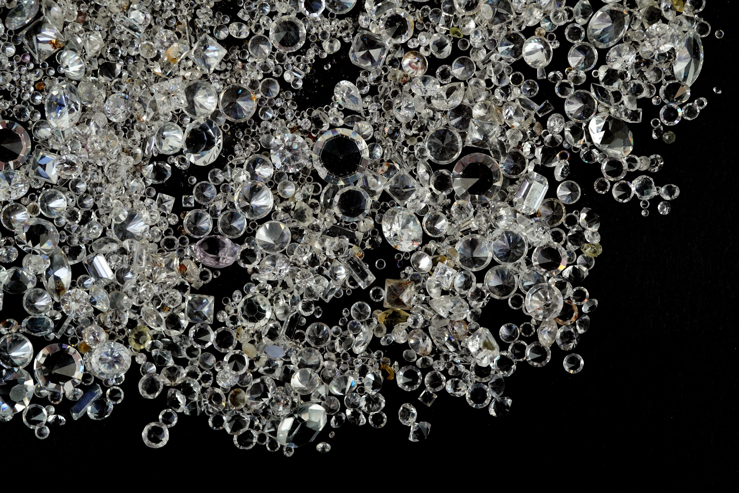 A collection of loose stones including diamond shards, the largest 2 ...