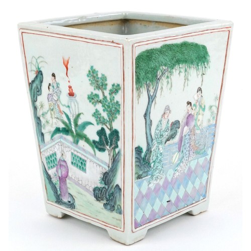  Chinese porcelain jardinière hand painted in the famille rose palette with courtyard scenes, 22cm hi... 