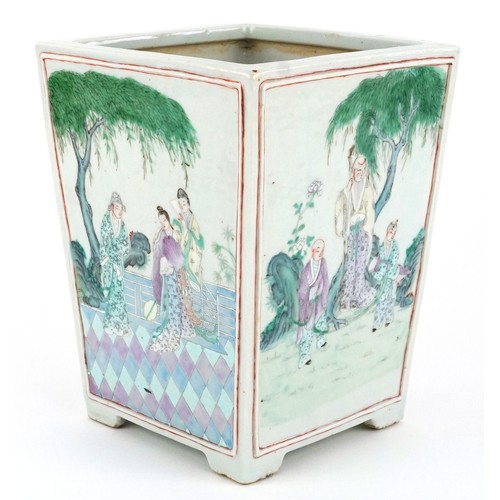  Chinese porcelain jardinière hand painted in the famille rose palette with courtyard scenes, 22cm hi... 