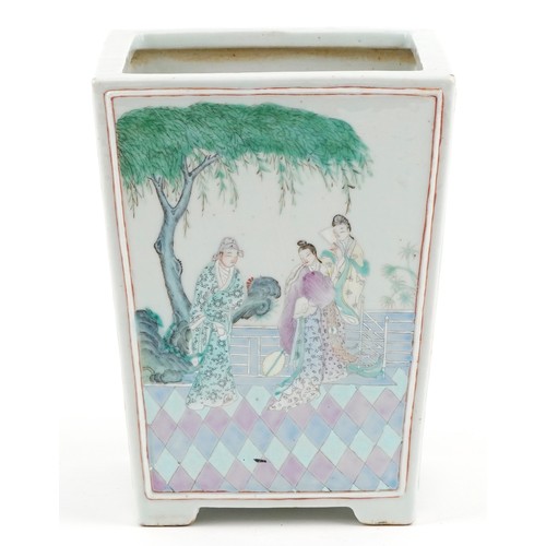  Chinese porcelain jardinière hand painted in the famille rose palette with courtyard scenes, 22cm hi... 