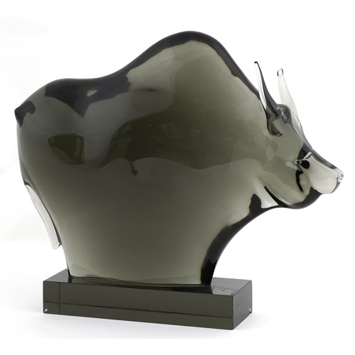  Livio Seguso for Murano, large glass bull, signed to the base, 36cm in length.