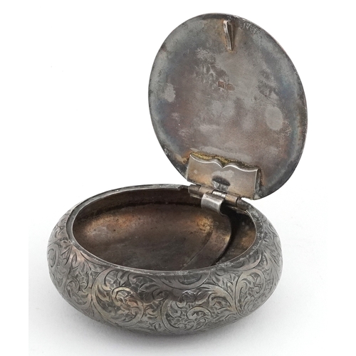 473 - T E Beardsmore, a George V silver squeeze action snuff box with unengraved cartouche and floral deco... 